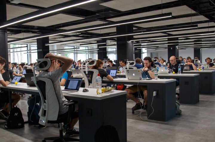 Jasa Buzzer Indonesia adalah jasa untuk mengendalikan atau mengubah Pandangan Perilaku maupun Reaksi Masyarakat hanya dengan Digital media Sosial.